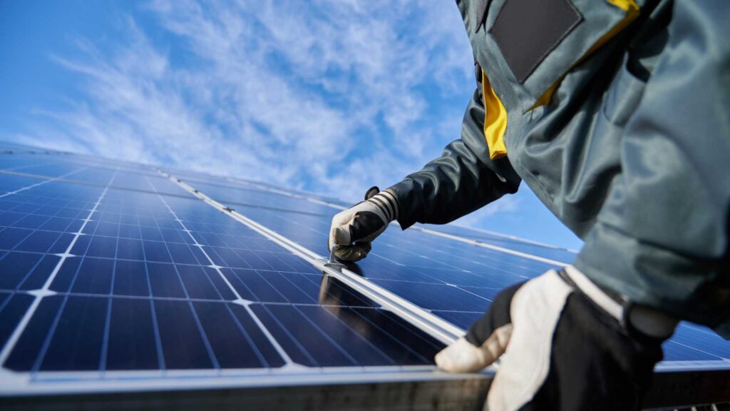 installazione di un pannello fotovoltaico