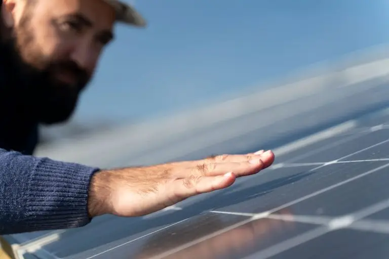 Chi siamo 8 worker-panel-solar-hand
