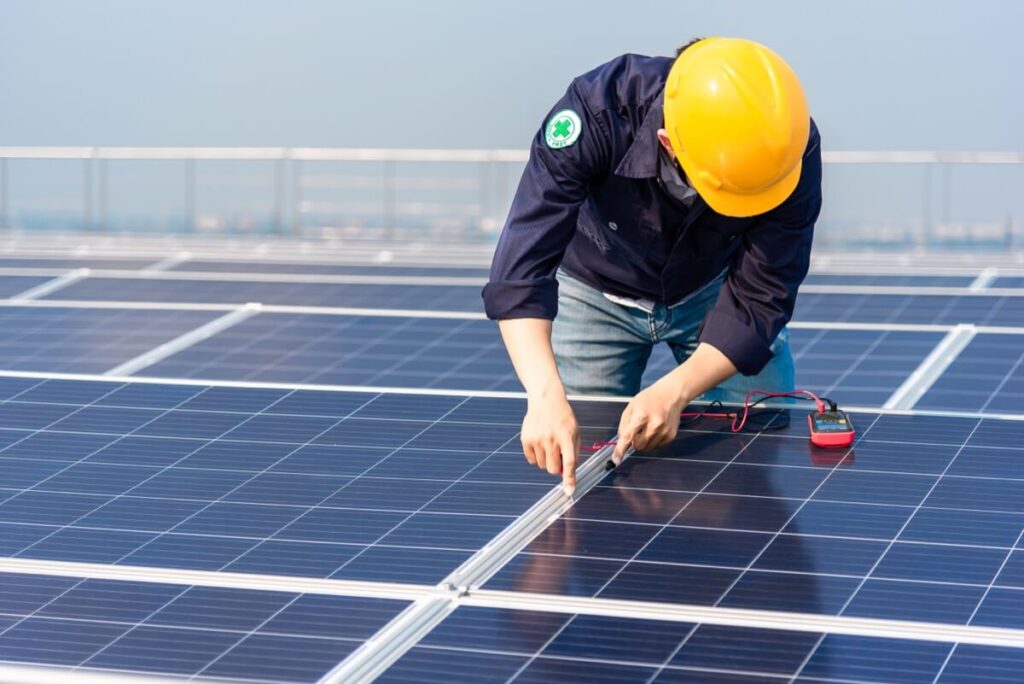 Manutenzione impianti fotovoltaici tester operaio